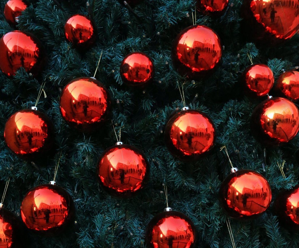 A Festive Touch: The Perfect Christmas Tree Skirt